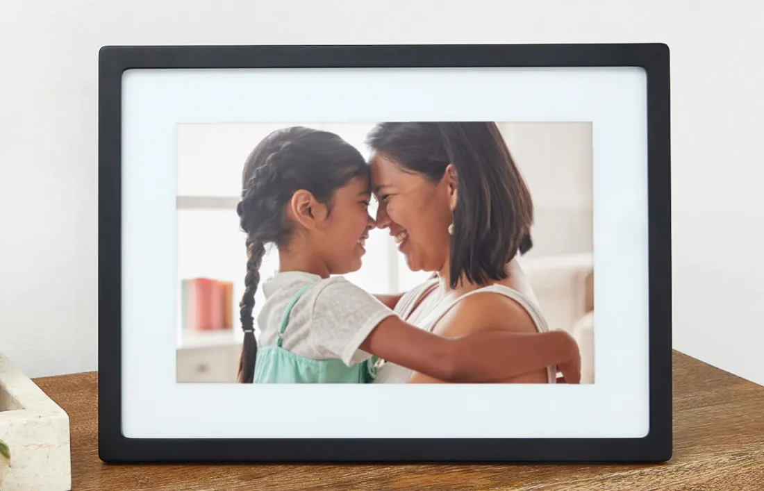 Black Skylight 10-inch photo frame displaying a family photograph.